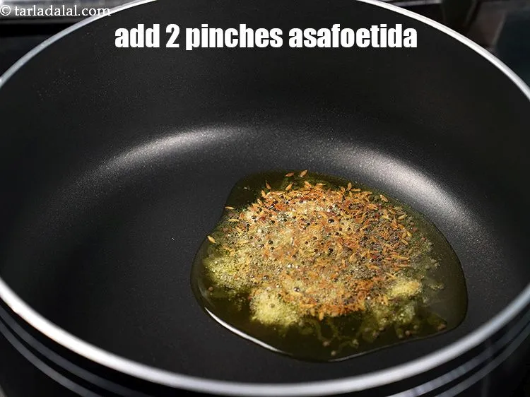 स्टेप 14 – जब बीज चटकने लगे तो २&nbsp;चुटकी&nbsp;<a href=""https://www.tarladalal.com/glossary-asafoetida-hing-hindi-113i"">हींग</a>&nbsp;डालें।