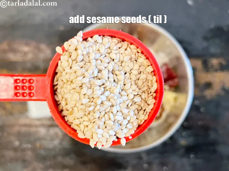 स्टेप 15 – १ टेबल-स्पून <a href=""https://www.tarladalal.com/glossary-sesame-seeds-til-gingelly-seeds-hindi-612i"">तिल</a> डालें।