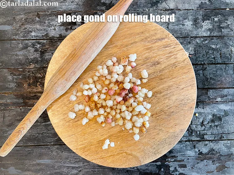 स्टेप 17 – गोंद को क्रश करने के लिए बैचों में रोलिंग बोर्ड …