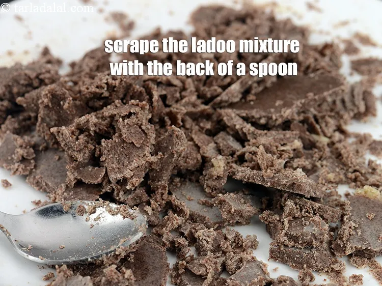 Step 15 – <p>Scrape the ladoo mixture using a spoon.&nbsp;Scrape with the back of the spoon.</p>