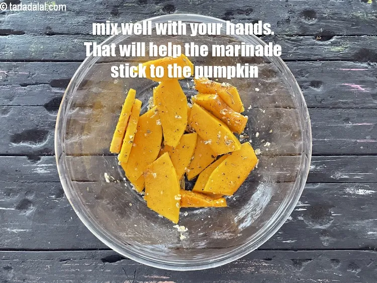 स्टेप 15 – अपने हाथों से अच्छी तरह मिलाएँ। इससे मैरिनेड लाल कद्दू …