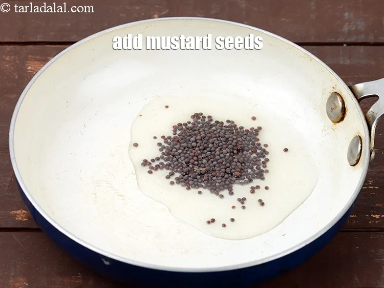 स्टेप 15 – १/२ टी-स्पून&nbsp;<a href=""https://www.tarladalal.com/glossary-mustard-seeds-sarson-rai-sarson-ke-beej-hindi-525i"">सरसो</a>&nbsp;डालें&nbsp;।
