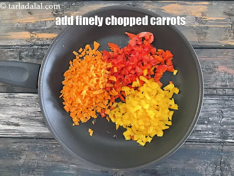 स्टेप 17 – १/२ कप&nbsp;बारीक&nbsp;<a href=""https://www.tarladalal.com/glossary-chopped-carrot-hindi-798i"">कटी गाजर</a>&nbsp;डालें।