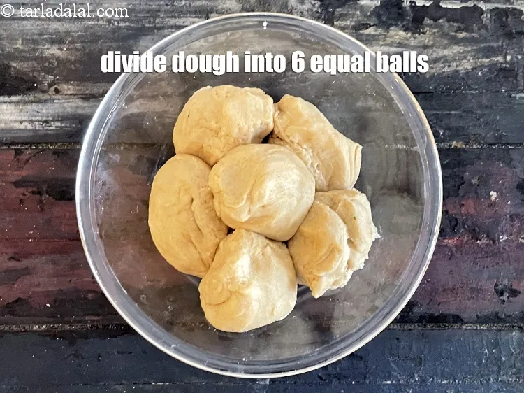 स्टेप 15 – आटे को 6 बराबर गेंदों में विभाजित करें।