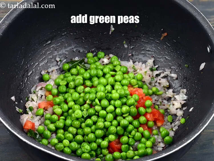 स्टेप 15 – ३/४ कप <a href=""https://www.tarladalal.com/glossary-boiled-green-peas-hindi-1078i"">उबले हुए हरे मटर</a> डालें।
