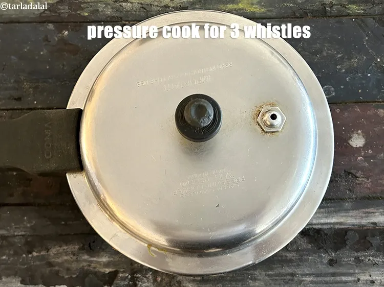 स्टेप 16 – 3 सीटी आने तक प्रेशर कुक करें।