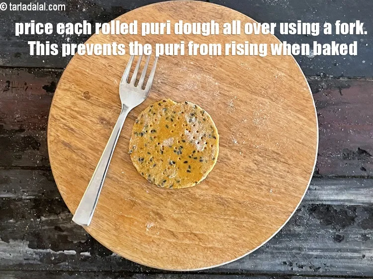 स्टेप 24 – प्रत्येक बेली हुई पूरी में कांटे की सहायता से छेद …