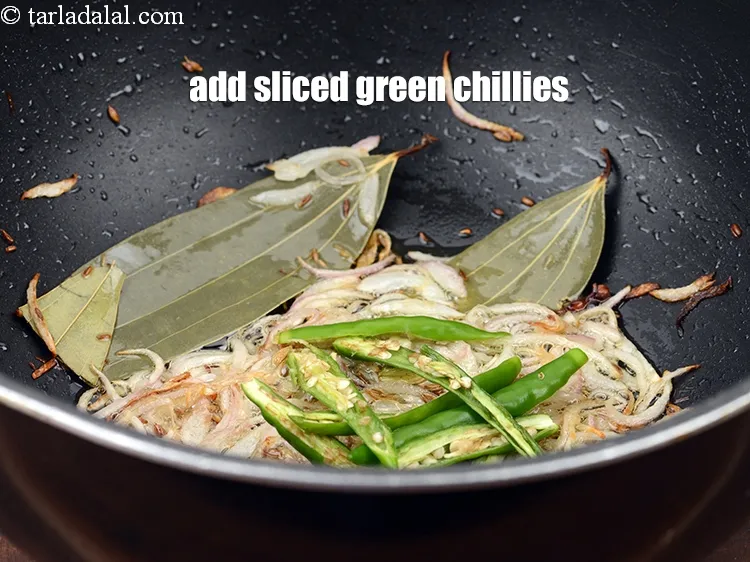 स्टेप 15 – ३&nbsp;<a href=""https://www.tarladalal.com/glossary-sliced-green-chillies-hindi-936i"">स्लाईस्ड हरी मिर्च</a>&nbsp;डालें।&nbsp;&nbsp;