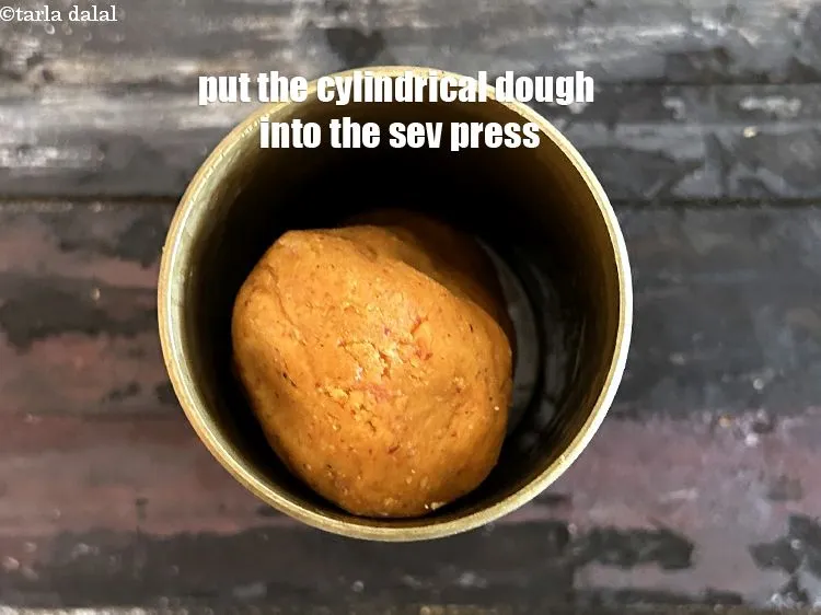 Step 16 – <html><head><meta charset="UTF-8"> <meta charset="UTF-8"> </head><body><p>Put the cylindrical dough into the “sev press”.</p></body></html>