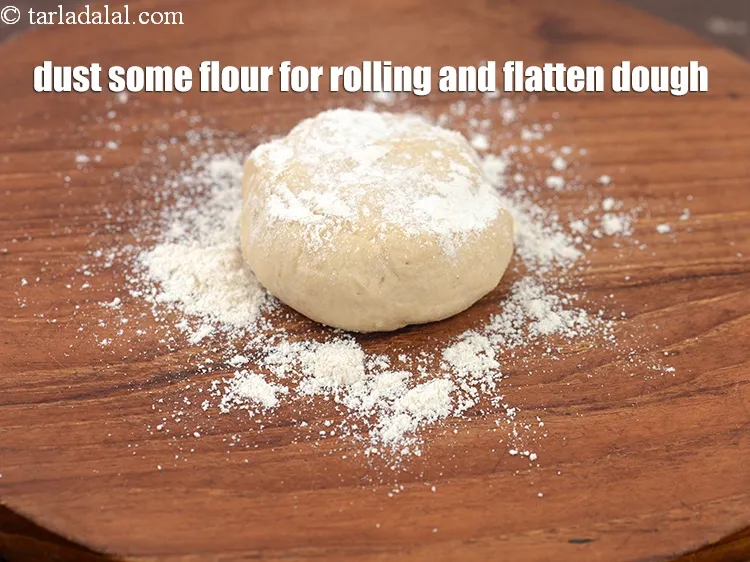 स्टेप 15 – थोडा सा गेहूं का आटा बेलने के लिए छिडकें और …