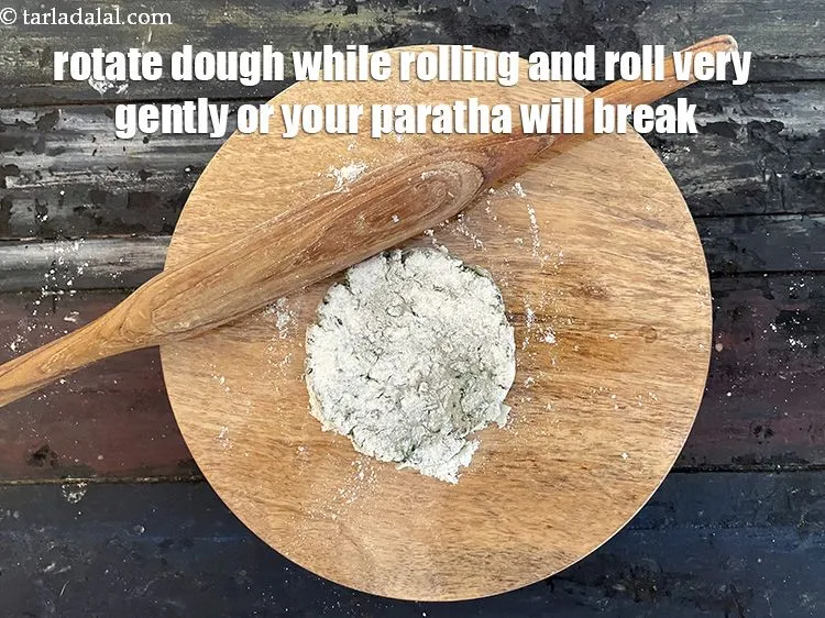 स्टेप 17 – बेलते समय आटे को घुमाएं और बेलन पर चिपकने से …