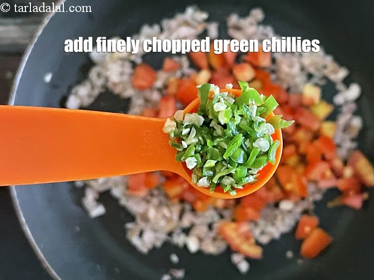स्टेप 21 – २ टी-स्पून&nbsp;बारीक&nbsp;<a href=""https://www.tarladalal.com/glossary-chopped-green-chilli-hindi-820i"">कटी हुई हरी मिर्च</a>&nbsp;डालें।