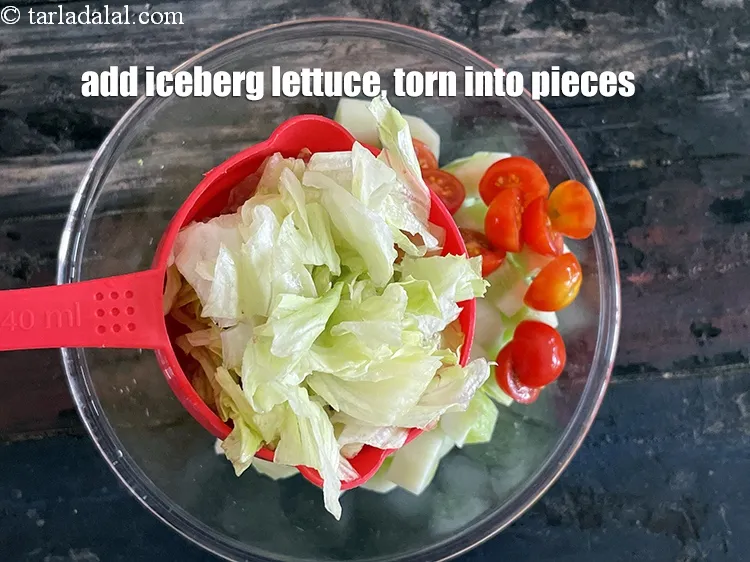 स्टेप 15 – १ कप&nbsp;<a href=""https://www.tarladalal.com/glossary-iceberg-lettuce-iceberg-salad-ke-patte-hindi-499i"">आइसबर्ग लेट्यूस</a>&nbsp;, वैकल्पिक , टुकड़ों में कटा हुआ&nbsp;<span …