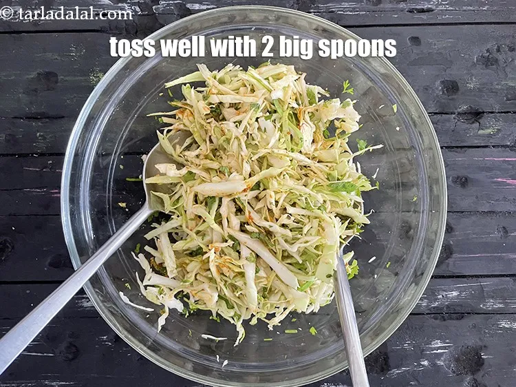 स्टेप 13 – कैबेज सलाद को बहुत अच्छी तरह से टॉस करें। टॉसिंग …