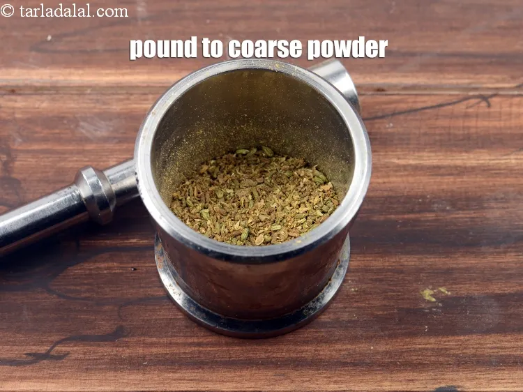 स्टेप 16 – <p>दरदरे पाउडर को कुट लें। एक तरफ रख दें।</p>