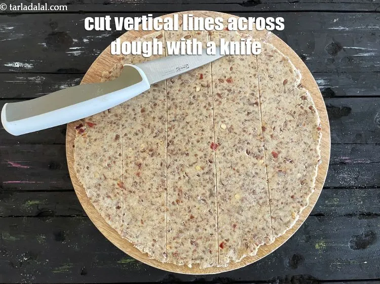 स्टेप 15 – चाकू से आटे पर खड़ी रेखाएँ काटें।