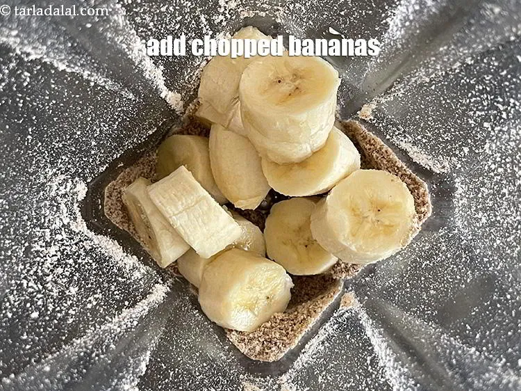 स्टेप 19 – 1 कप ठंडा और&nbsp;&nbsp;<a href=""http://www.tarladalal.com/glossary-banana-kela-hindi-17i"" target=""_blank"">कटा हुआ केला&nbsp;</a>डालें &nbsp;(यह 1 …