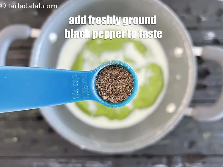 स्टेप 15 – ताज़ी पिसी हुई काली मिर्च डालें।&nbsp;हमने&nbsp;1/8 टीस्पून काली मिर्च डाली।