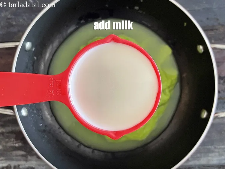 स्टेप 17 – १/२ कप&nbsp;<a href=""https://www.tarladalal.com/glossary-milk-doodh-full-cream-milk-hindi-514i"">दूध</a>&nbsp;डालें।&nbsp;&nbsp;
