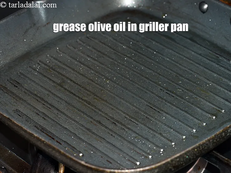 स्टेप 15 – एक ग्रिलर पैन में&nbsp;१ टेबल-स्पून&nbsp;<a href=""https://www.tarladalal.com/glossary-olive-oil-hindi-451i"">जैतून का तेल</a>&nbsp;&nbsp;डालें।
