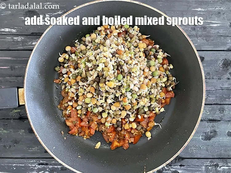 स्टेप 22 – २ कप&nbsp;<a href=""https://www.tarladalal.com/glossary-boiled-mixed-sprouts-hindi-1663i"">भिगोए और उबाले हुए मिक्स स्प्राउट्स</a>&nbsp;(मूंग , चना …