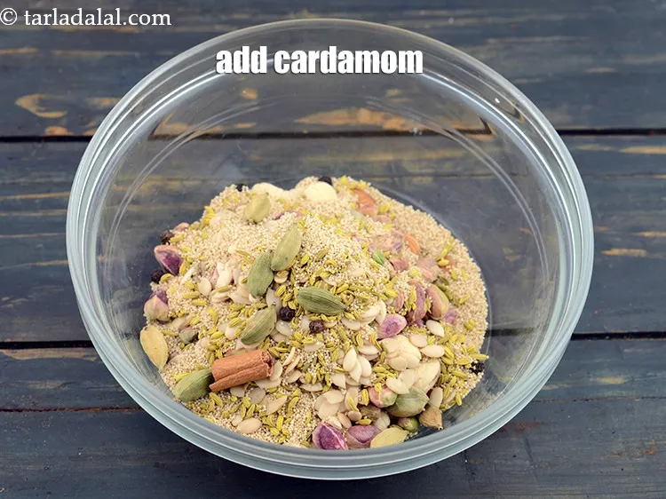 स्टेप 15 – ८ <a href=""https://www.tarladalal.com/glossary-cardamom-elaichi-hindi-262i"">इलायची</a> डालें।
