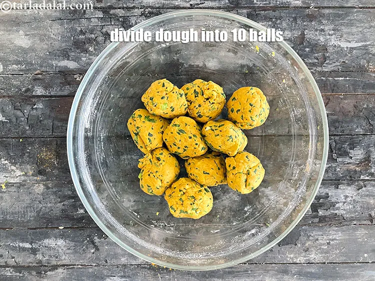 स्टेप 19 – आटे को १० बराबर भागों में बाँट लें।