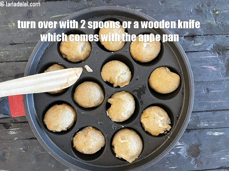 Step 18 – <meta charset="UTF-8" /> Then turn each appe upside down using a fork and spoon or …