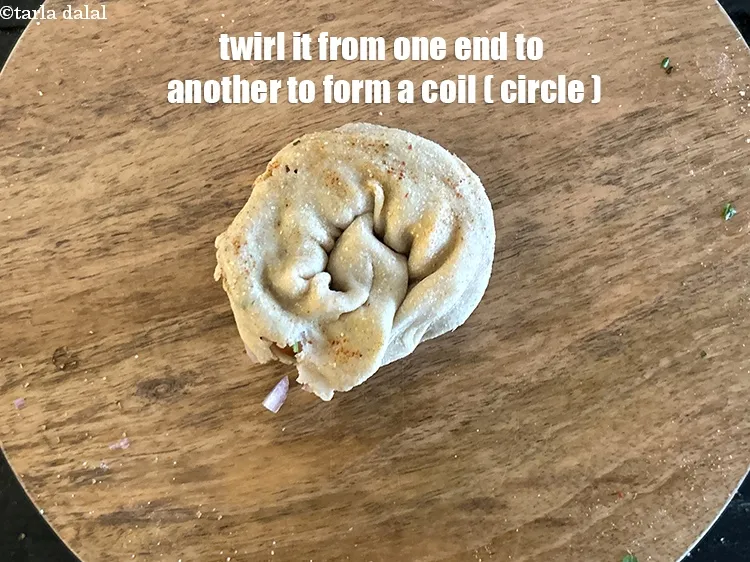 स्टेप 22 – इसे कॉइल की तरह एक सिरे से दूसरे सिरे तक …