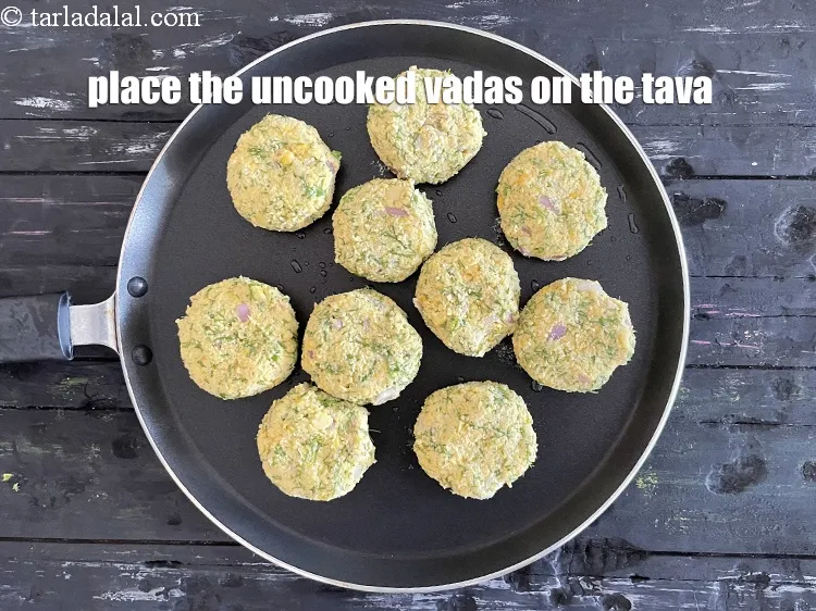 स्टेप 20 – कच्चे वड़ों को तवे पर रखें।