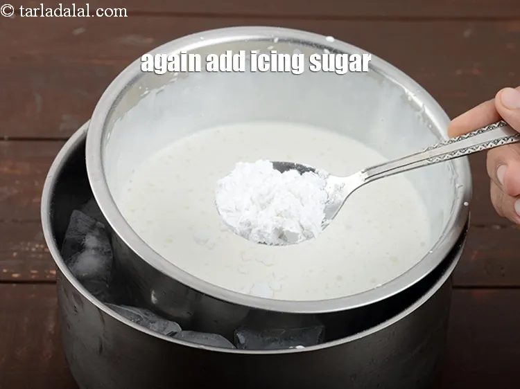 स्टेप 15 – <p>फिर से 1 टेबल-स्पून <a href="">आइसिंग शुगर</a> डालें।</p>