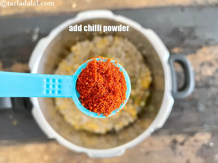 स्टेप 28 – १/२ टी-स्पून&nbsp;<a href=""https://www.tarladalal.com/glossary-chilli-powder-red-chilli-powder-hindi-339i"">मिर्च पाउडर</a>&nbsp;डालें।&nbsp;