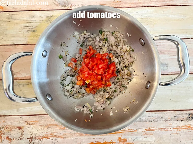 स्टेप 16 – १/२ कप बारीक <a href=""https://www.tarladalal.com/glossary-chopped-tomatoes-hindi-779i"">कटे हुए टमाटर</a> डालें।