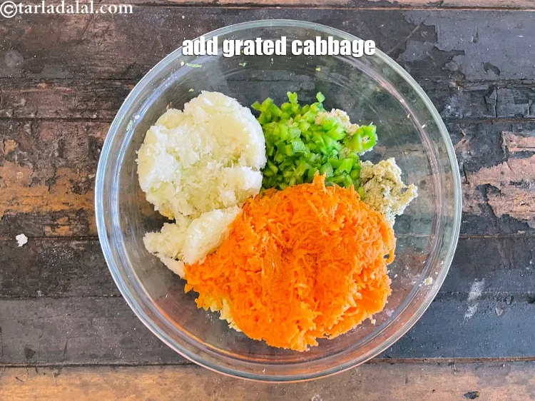 स्टेप 17 – १/२ कप <a href=""https://www.tarladalal.com/glossary-grated-cabbage-hindi-860i"">कसी हुई पत्तागोभी</a> डालें।