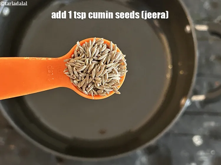 स्टेप 16 – १ टी-स्पून&nbsp;<a href=""https://www.tarladalal.com/glossary-cumin-seeds-jeera-zeera-hindi-381i"">ज़ीरा</a>&nbsp;डालें।&nbsp;&nbsp;