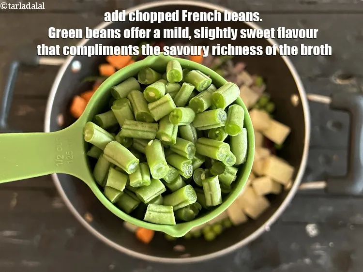 स्टेप 20 – १/२ कप&nbsp;<a href=""https://www.tarladalal.com/glossary-chopped-french-beans-hindi-797i"">कटी हुई फ्रेंच बीन्स</a>&nbsp;डालें। आलू या गाजर जैसी …