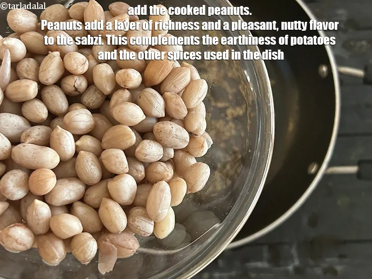 स्टेप 29 – पकी हुई मूंगफली डालें। मूंगफली सब्ज़ी में एक समृद्ध परत …