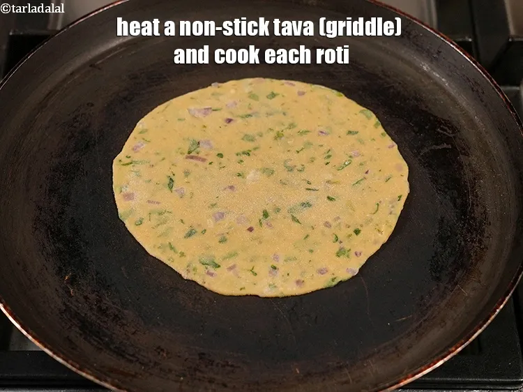 स्टेप 16 – एक नॉन-स्टिक तवा गरम करें और प्रत्येक रोटी को पकाएं।