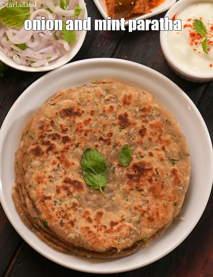 Step 16 – Serve <strong>pyaz aur pudine ki roti</strong> immediately with fresh curds.