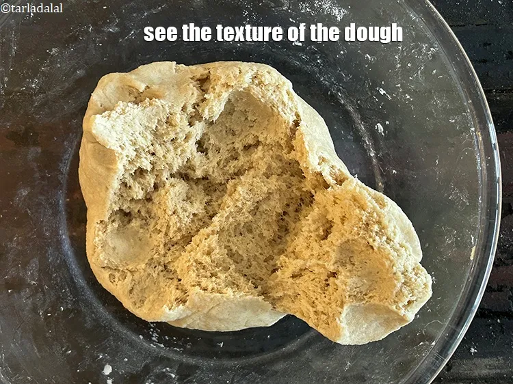 स्टेप 16 – 20 मिनट तक आराम करने के बाद आटे की बनावट …