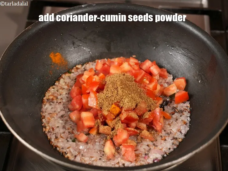 स्टेप 16 – २ टी-स्पून&nbsp;<a href=""https://www.tarladalal.com/glossary-coriander-cumin-seeds-powder-dhania-jeera-powder-hindi-375i"">धनिया-जीरा पाउडर</a>&nbsp;डालें।&nbsp;