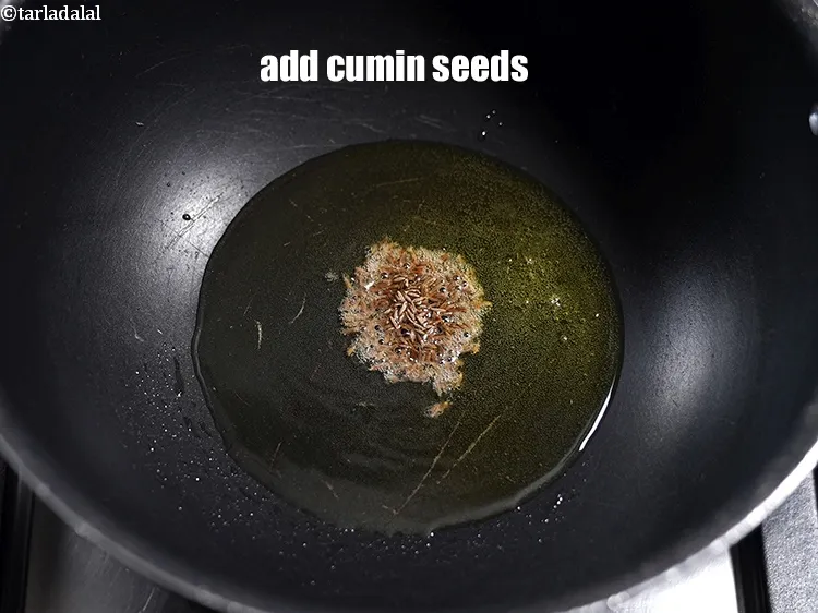 स्टेप 16 – १/२ टेबल-स्पून&nbsp;<a href=""https://www.tarladalal.com/glossary-cumin-seeds-jeera-zeera-hindi-381i"">जीरा</a>&nbsp;डालें।&nbsp;