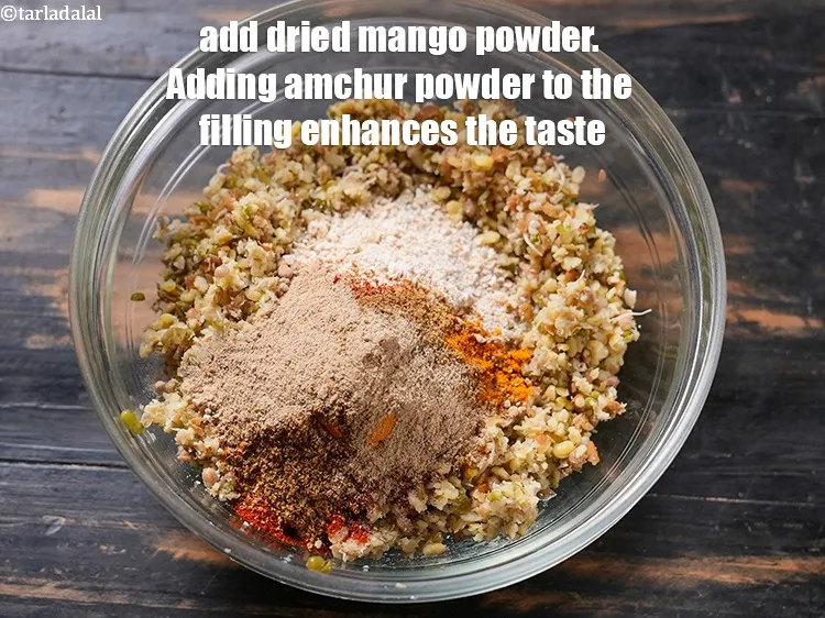 स्टेप 16 – १/४ टी-स्पून&nbsp;<a href=""https://www.tarladalal.com/glossary-dried-mango-powder-amchur-powder-hindi-148i"">अमचूर पाउडर</a>&nbsp;डालें । भरावन में अमचूर पाउडर मिलाने …