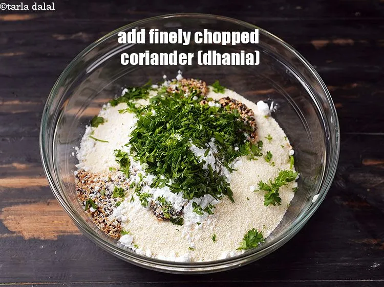 स्टेप 16 – २ टेबल-स्पून&nbsp;बारीक&nbsp;<a href=""https://www.tarladalal.com/glossary-chopped-coriander-hindi-783i"">कटा हुआ हरा धनिया</a>&nbsp;डालें।&nbsp;&nbsp;