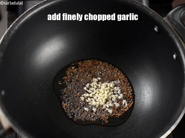 स्टेप 16 – १/२ टेबल-स्पून&nbsp;<a href=""https://www.tarladalal.com/glossary-chopped-garlic-hindi-790i"">कटा हुआ लहसुन</a>&nbsp;डालें।