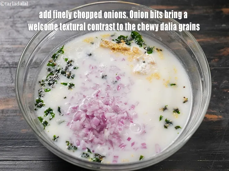 स्टेप 16 – १/४ कप&nbsp;बारीक&nbsp;<a href=""https://www.tarladalal.com/glossary-chopped-onions-hindi-722i"">कटा हुआ प्याज</a>&nbsp;डालें । प्याज के टुकड़े दलिया …