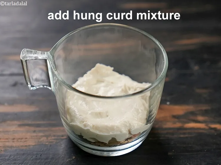 स्टेप 16 – 2 टेबल-स्पून १ टेबल-स्पून का मिश्रण डालें।