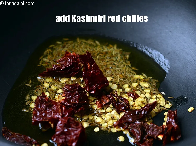 स्टेप 17 – 3 सूखी कश्मीरी लाल मिर्च डालें।