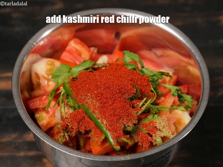 स्टेप 16 – १/२ टी-स्पून&nbsp;<a href=""https://www.tarladalal.com/glossary-kashmiri-red-chilli-powder-kashmiri-mirch-powder-hindi-2684i"">कश्मीरी लाल मिर्च पाउडर</a>&nbsp;डालें।&nbsp;&nbsp;