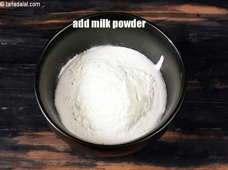 स्टेप 17 – १/२ कप&nbsp;<a href=""https://www.tarladalal.com/glossary-milk-powder-hindi-517i"">दूध पाउडर</a>&nbsp;डालें।&nbsp;